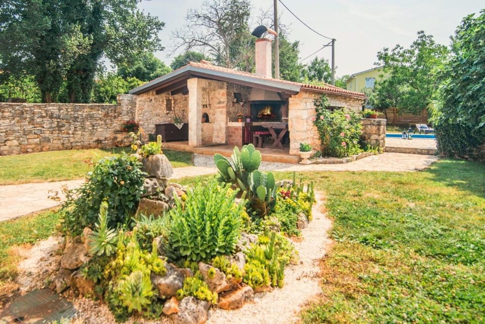 Spring, Day, Neighbourhood, BBQ facilities, Garden, Garden, Garden view