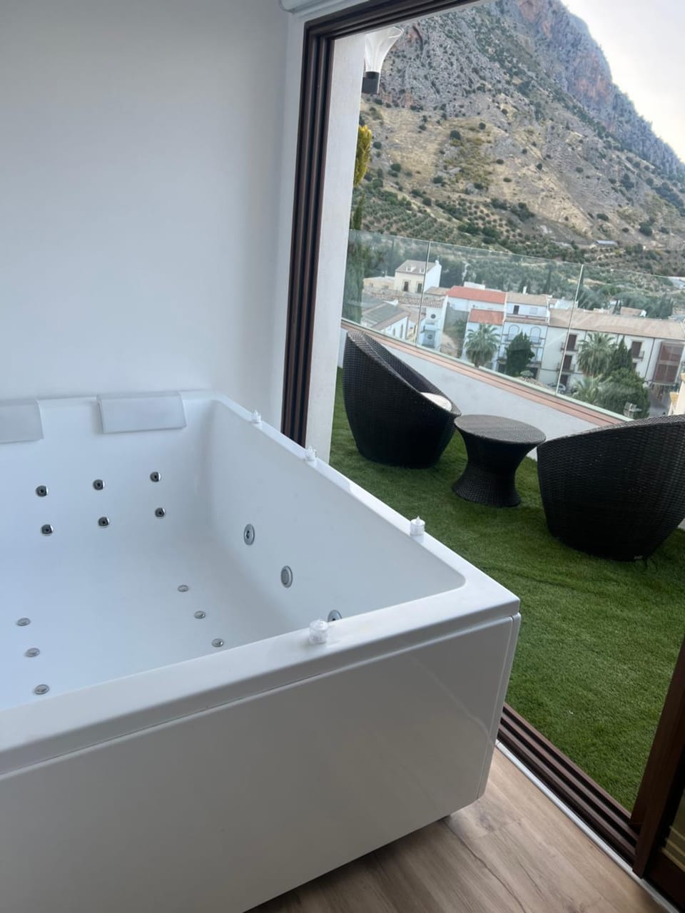 Hot Tub, Bathroom