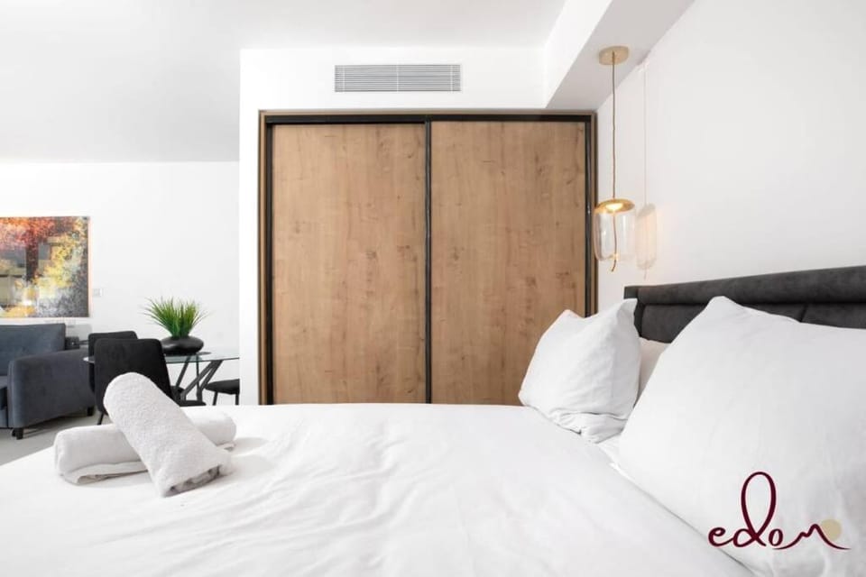 Bed, Bedroom, towels