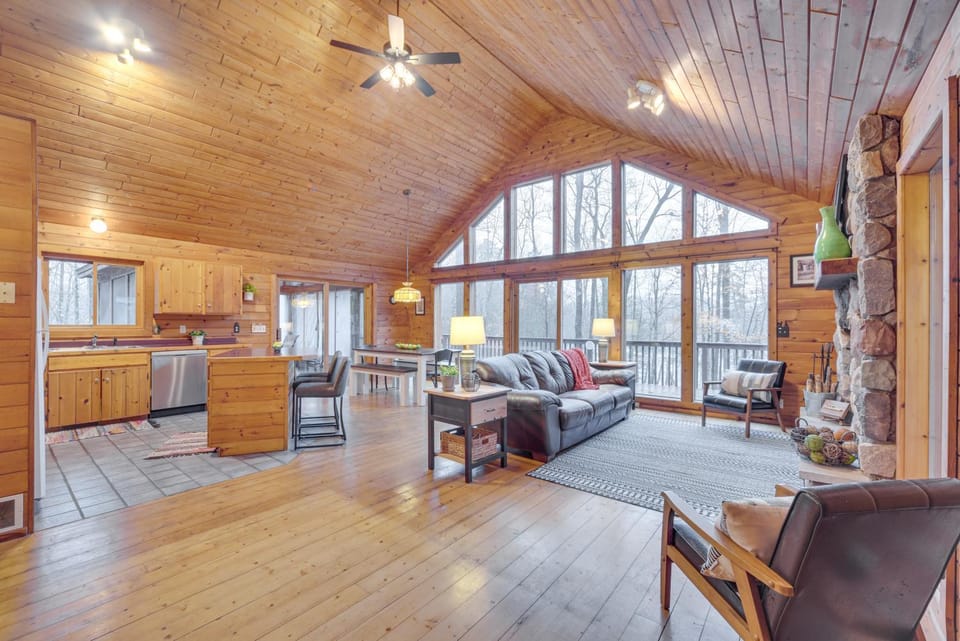 Cozy Wisconsin Cabin w/ Deck, Kayaks & Lake Views! Cabin in Bass Lake