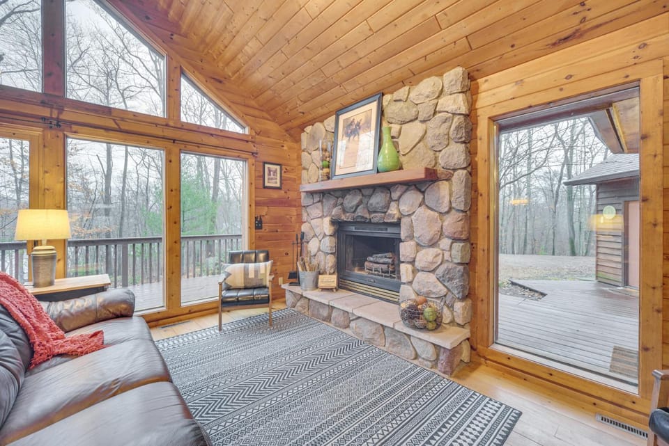 Cozy Wisconsin Cabin w/ Deck, Kayaks & Lake Views! Cabin in Bass Lake