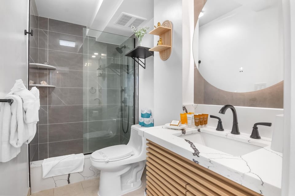 Shower, Toilet, Bathroom, Bath, towels