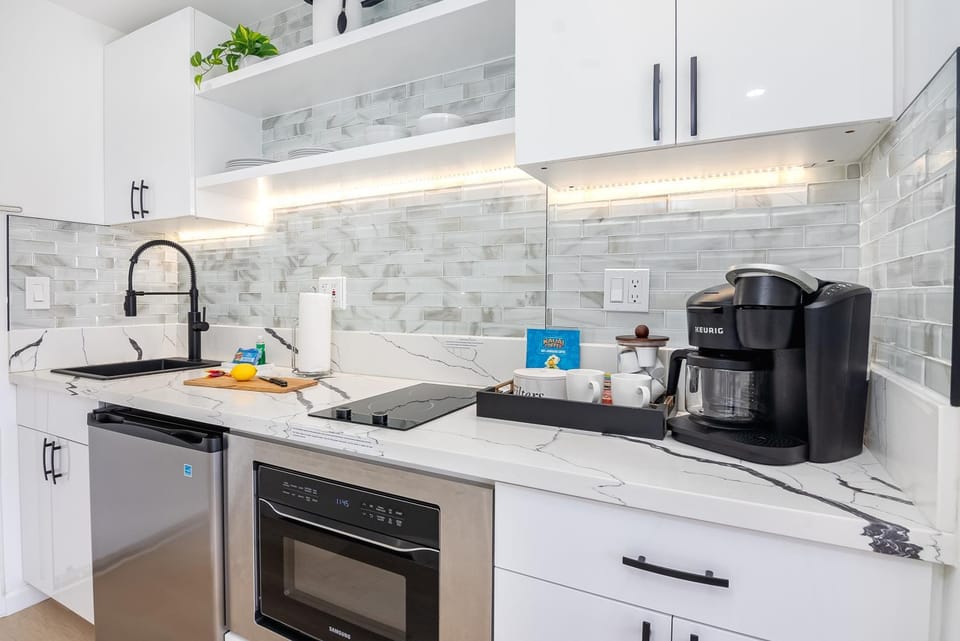 Coffee/tea facilities, Kitchen or kitchenette, stove