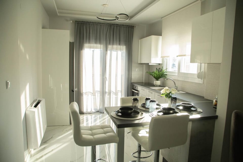 Kitchen or kitchenette, Dining area, minibar, pet friendly, stove