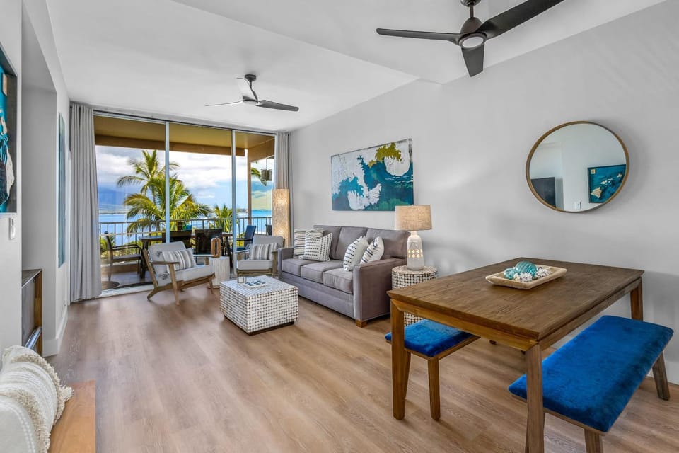 Upscale Oceanfront Penthouse Vistas Apartment in Kihei