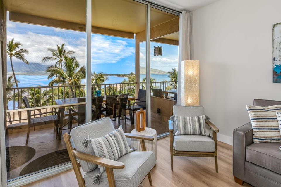 Upscale Oceanfront Penthouse Vistas Apartment in Kihei
