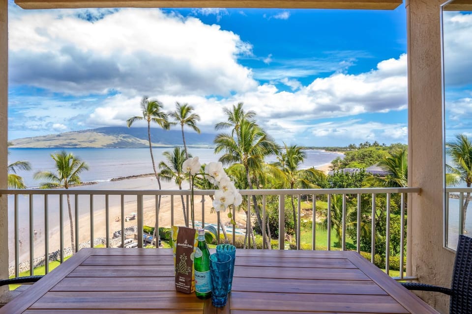 Upscale Oceanfront Penthouse Vistas Apartment in Kihei