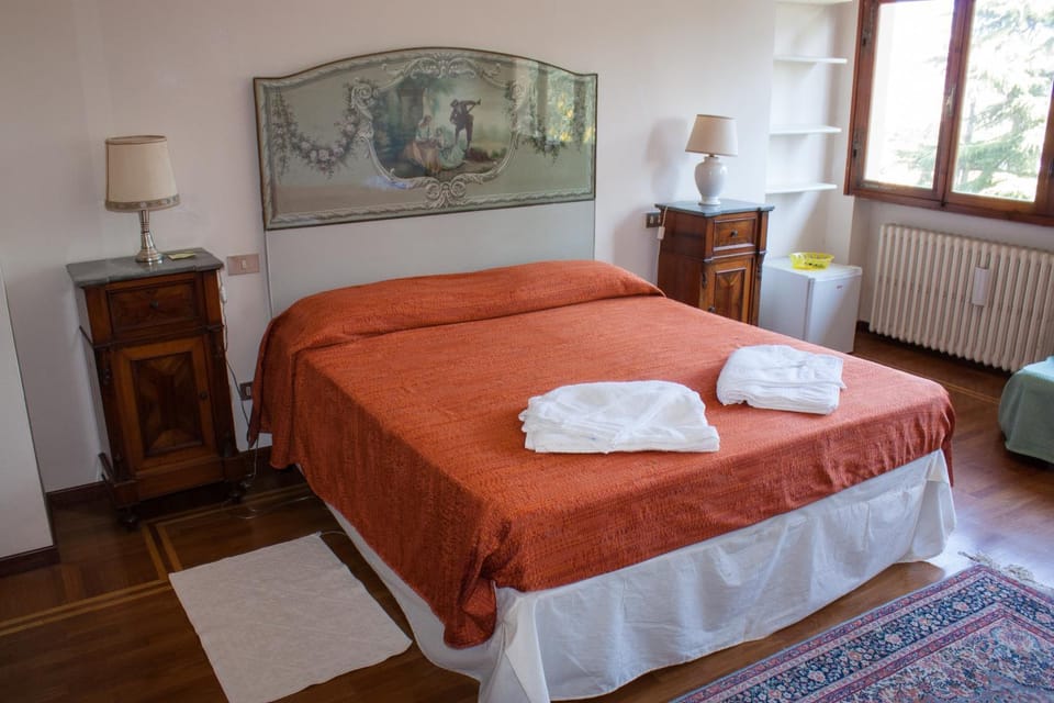 Photo of the whole room, Bedroom, towels