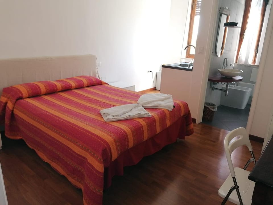 Kitchen or kitchenette, Bedroom, towels