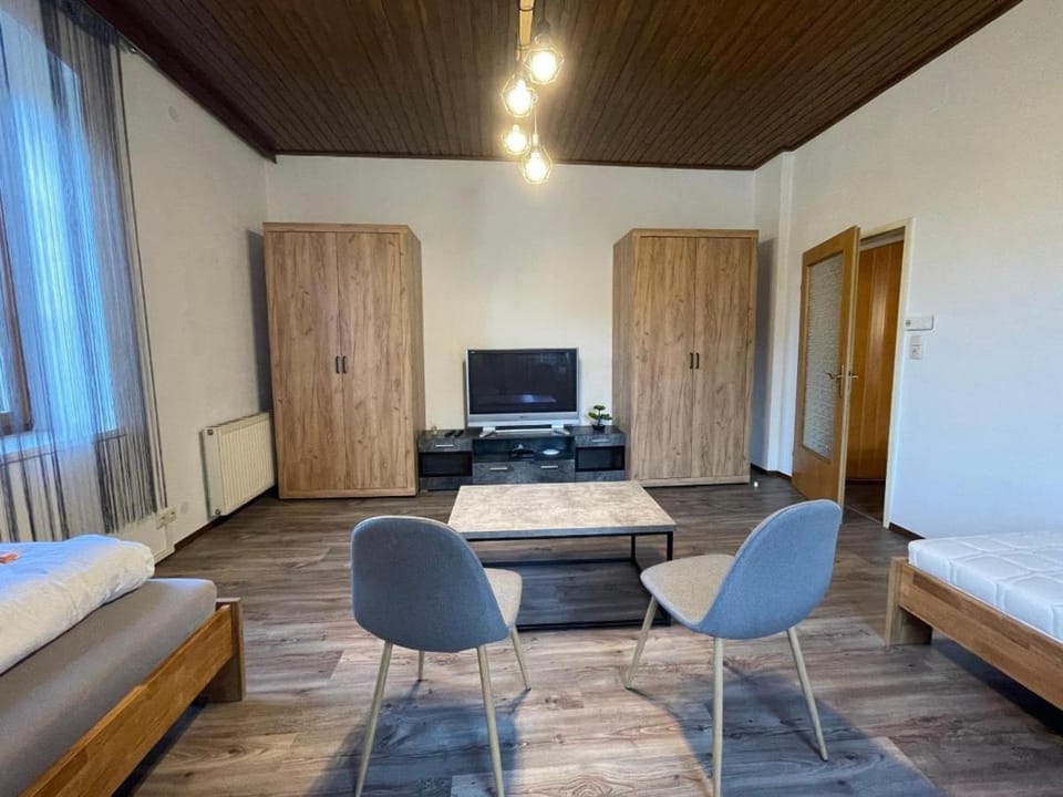 Communal lounge/ TV room, Bed, TV and multimedia, Photo of the whole room, Bedroom, hair dresser, wardrobe