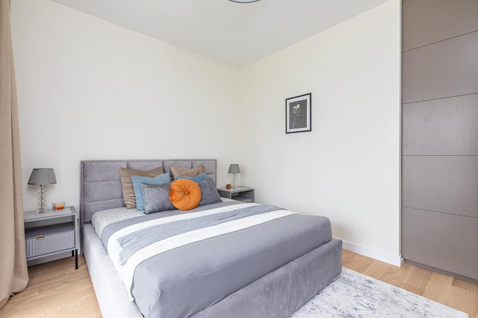 Bed, Photo of the whole room, Seating area, Bedroom
