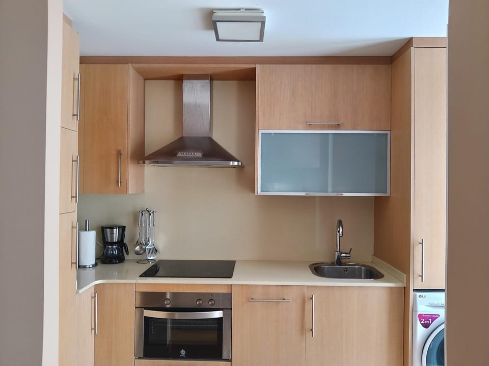 Coffee/tea facilities, Kitchen or kitchenette, stove, toaster