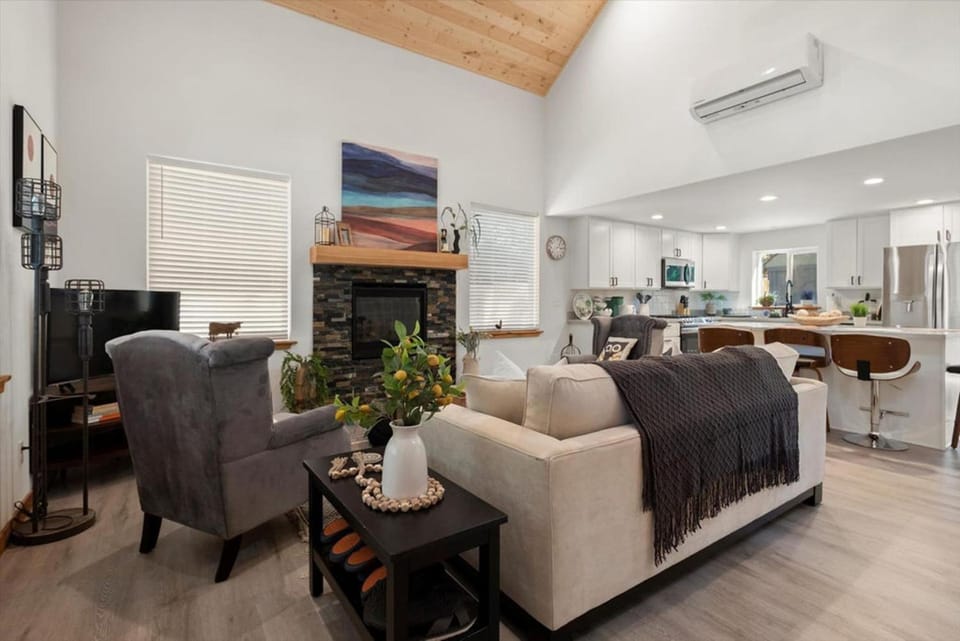 Perch - Cozy Pines House in Washington