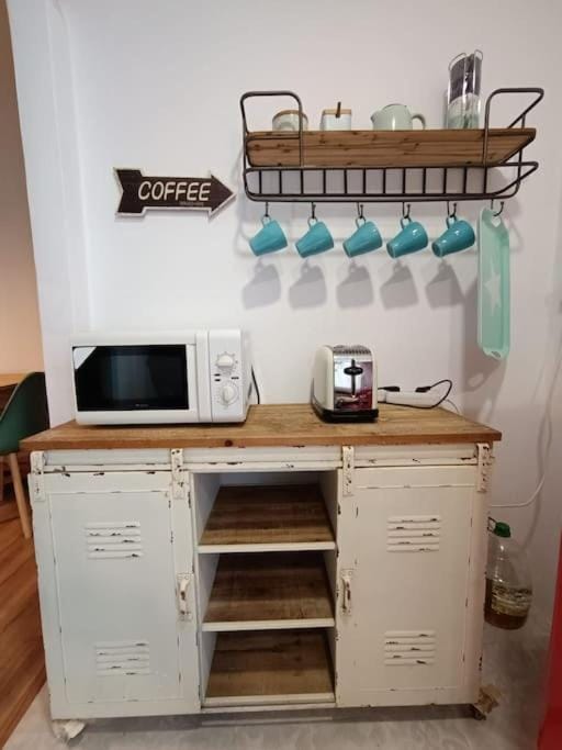 minibar, toaster