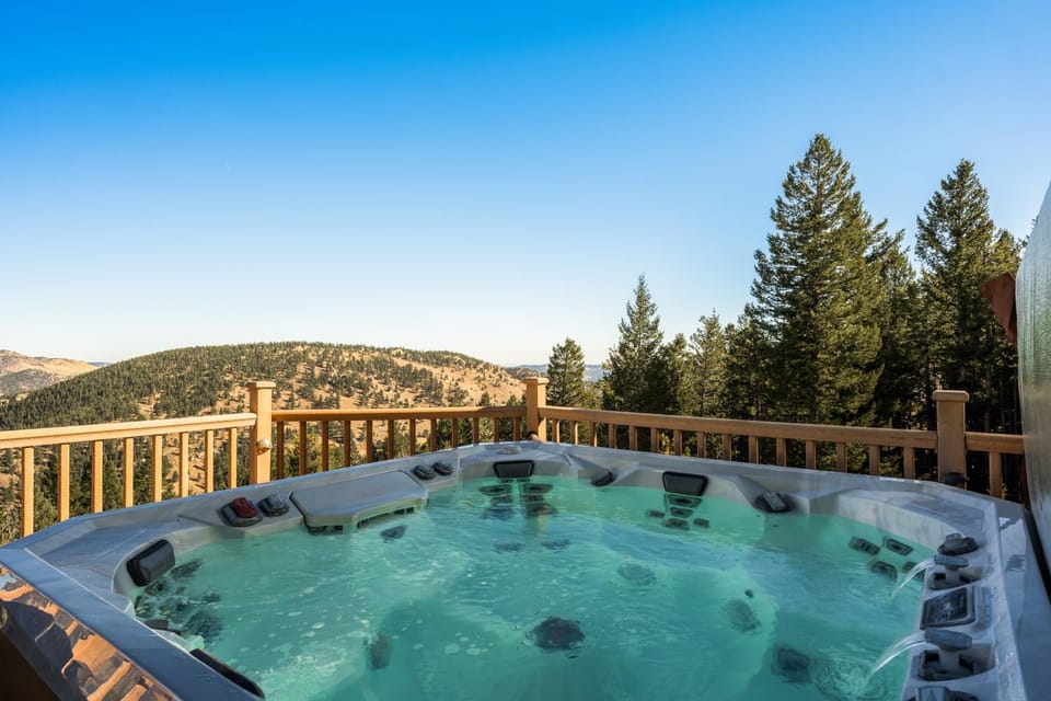 Day, Natural landscape, Hot Tub, City view, Mountain view