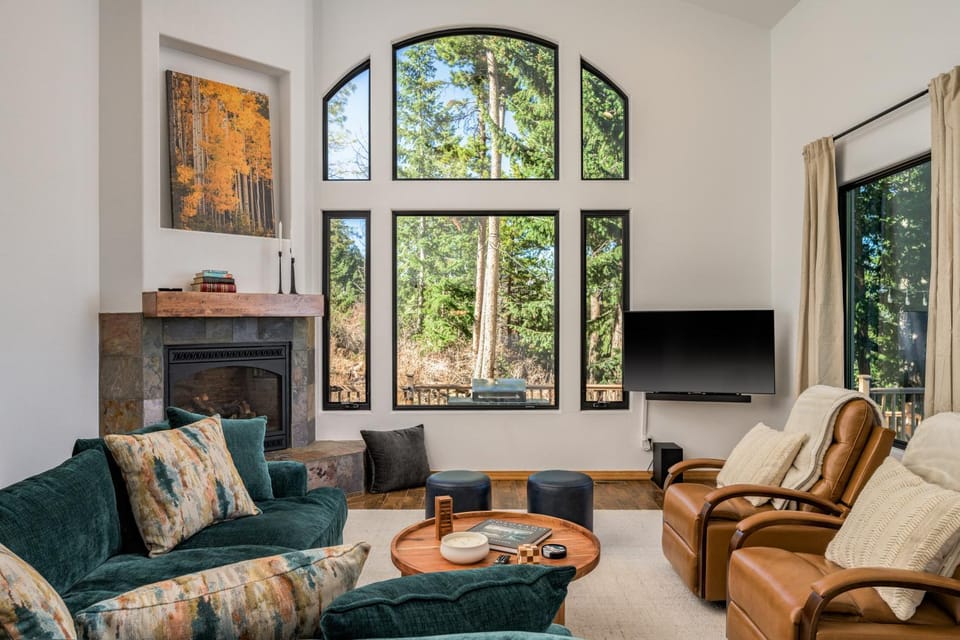 Communal lounge/ TV room, TV and multimedia, Living room, Seating area, Evening entertainment