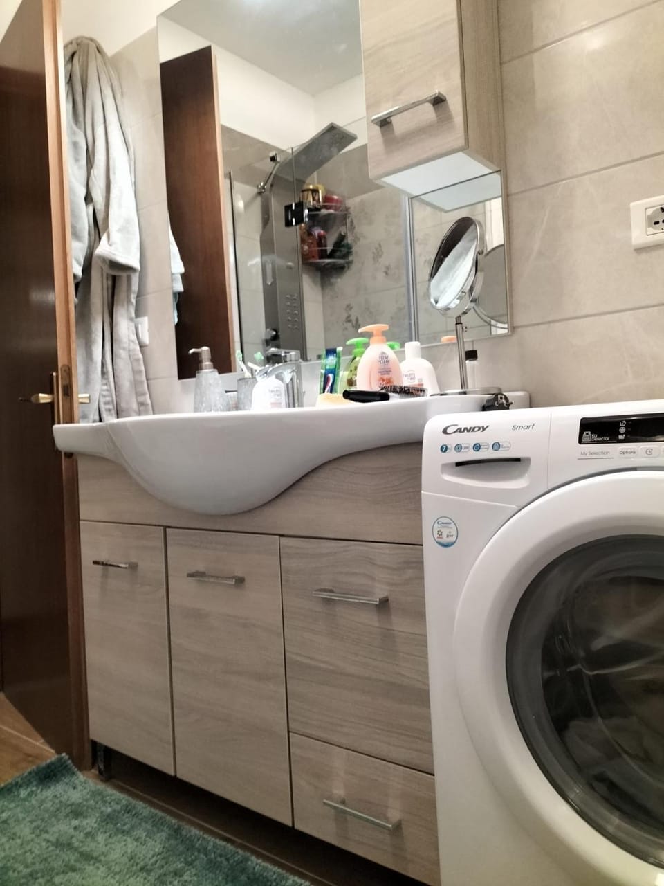 Bathroom, washing machine