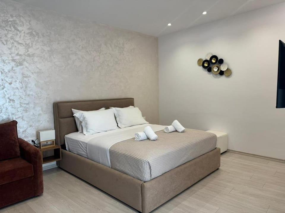 Bed, Photo of the whole room, Bedroom, towels