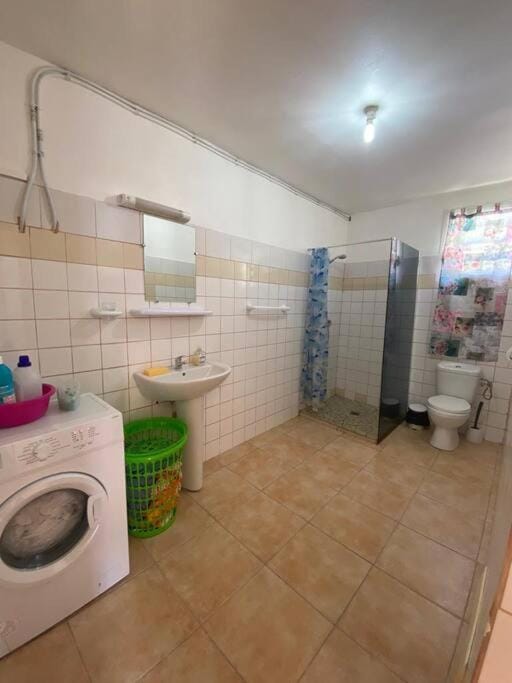 Shower, Toilet, Bathroom, towels, washing machine