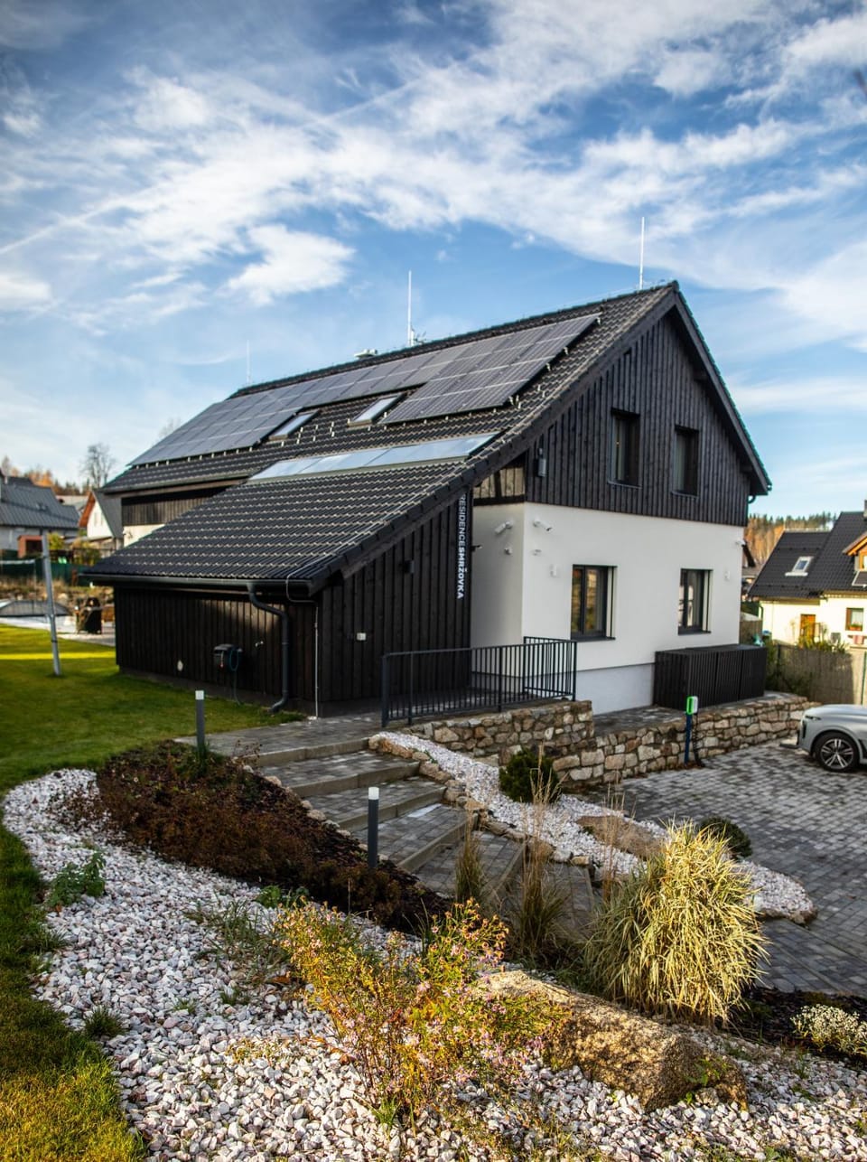 Property building, Spring, Day, Natural landscape, Garden, Garden view, Parking