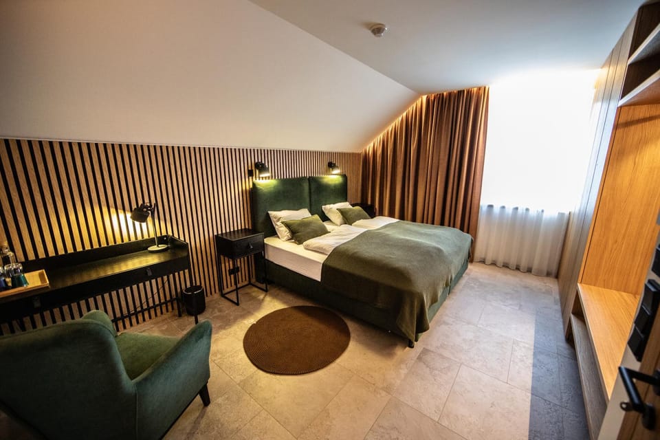 Bed, Photo of the whole room, Seating area, Bedroom