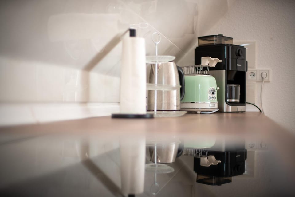 Coffee/tea facilities, Kitchen or kitchenette, stove, toaster