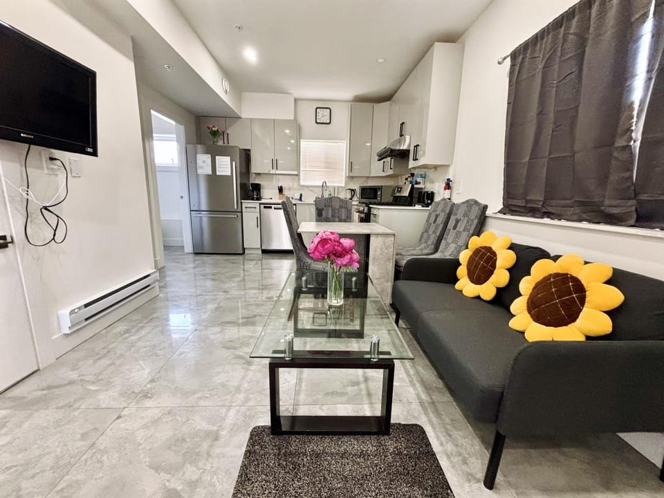 TV and multimedia, Kitchen or kitchenette, Living room, Seating area, Dining area, dishwasher, stove