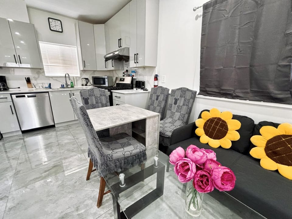 Coffee/tea facilities, Kitchen or kitchenette, Living room, Seating area, Dining area, dishwasher, oven, stove