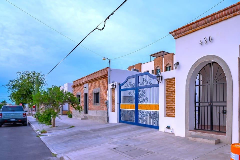 Property building, Day, Neighbourhood, Street view, Location, Parking