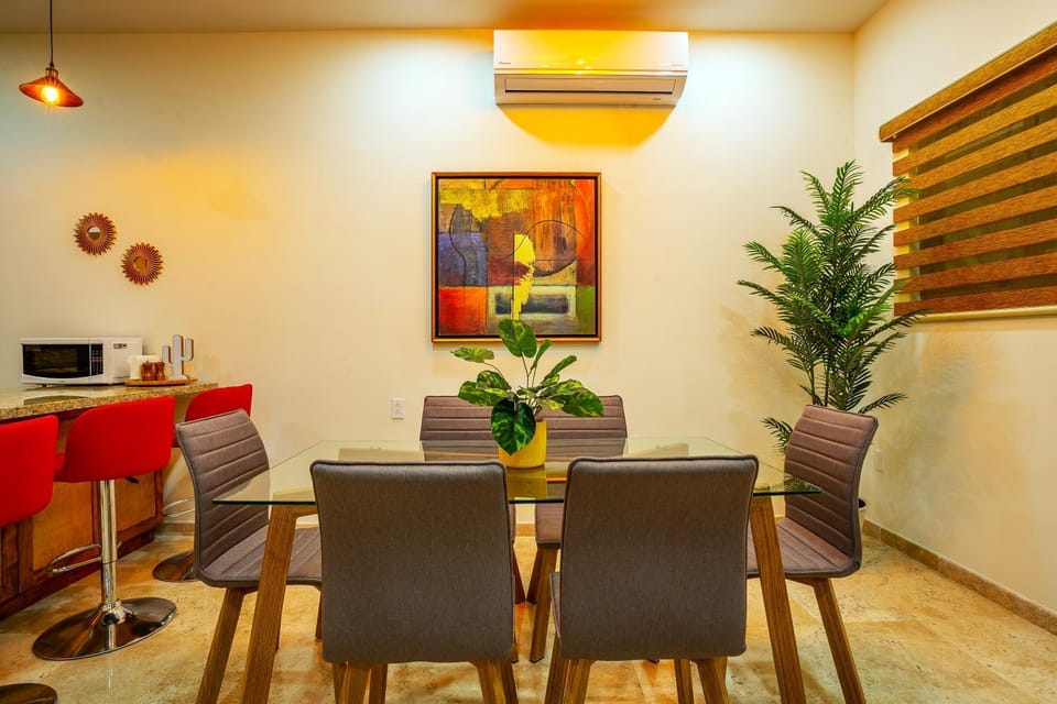 Kitchen or kitchenette, Living room, Seating area, Dining area, minibar