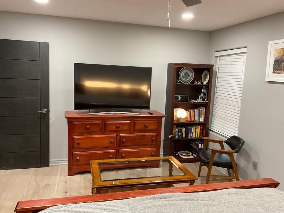 TV and multimedia, Photo of the whole room, Bedroom, hair dresser