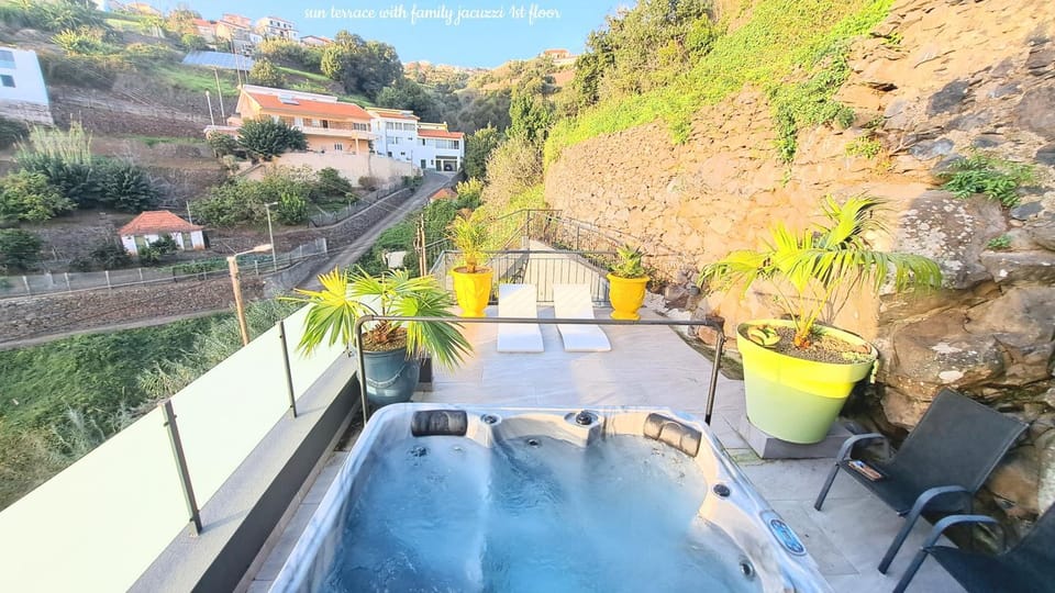 Day, Hot Tub, Hot Tub, Balcony/Terrace, Balcony/Terrace, Mountain view, Sunset, sunbed