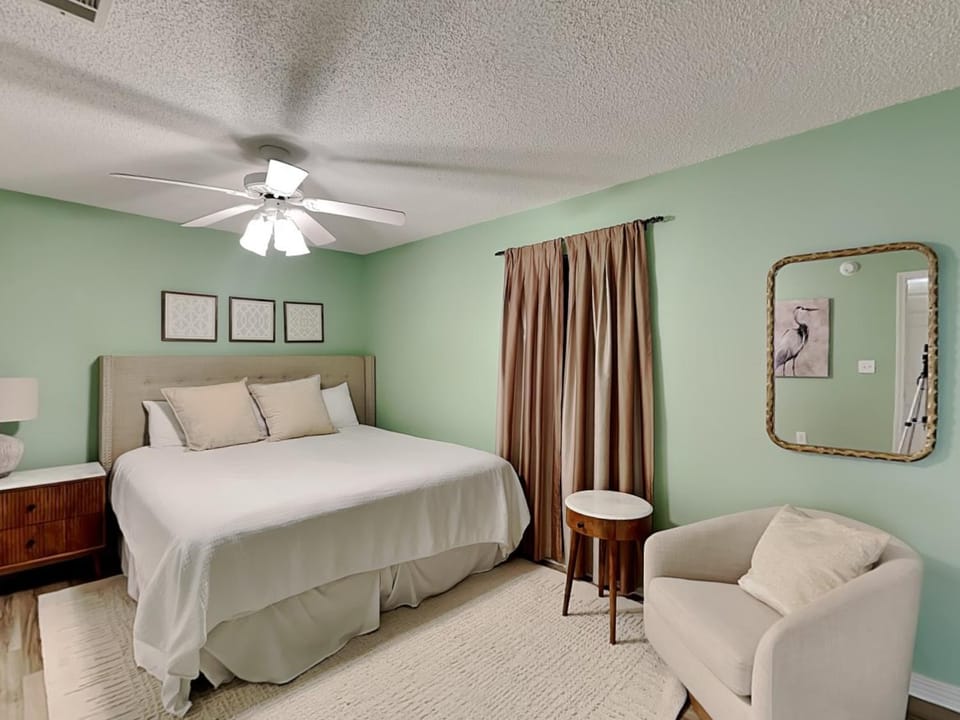 Bed, Seating area, Bedroom, furniture