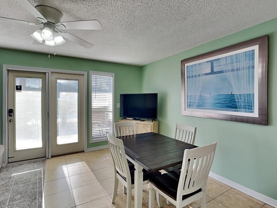 TV and multimedia, Seating area, Dining area