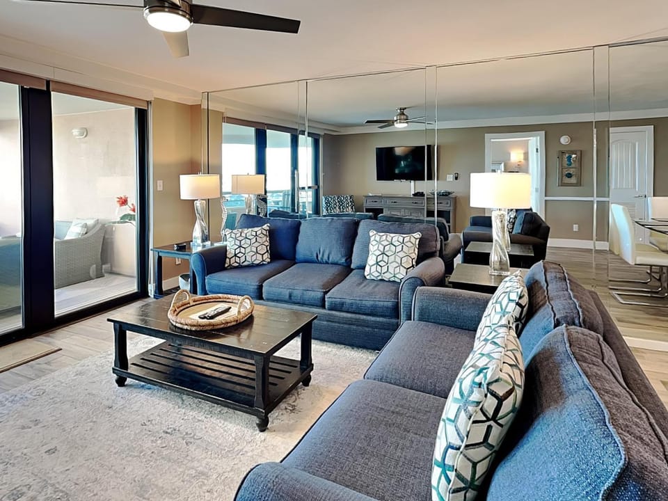 TV and multimedia, Balcony/Terrace, Living room, Seating area, furniture