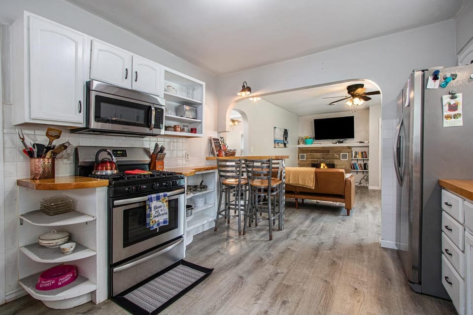 TV and multimedia, Kitchen or kitchenette, Dining area, oven, pet friendly, stove