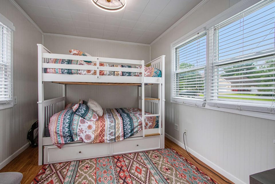 Bedroom, bunk bed