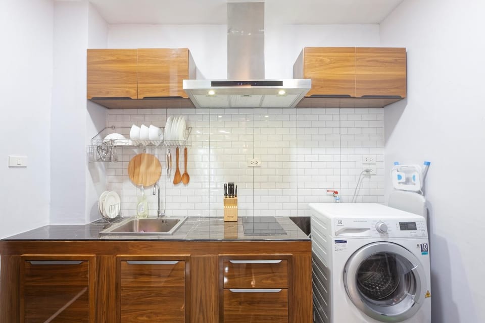 Kitchen or kitchenette, minibar