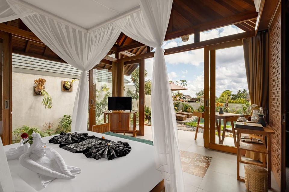 Bed, TV and multimedia, Bedroom