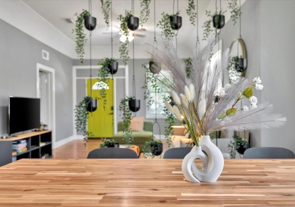 TV and multimedia, Living room, Decorative detail, Seating area, Dining area