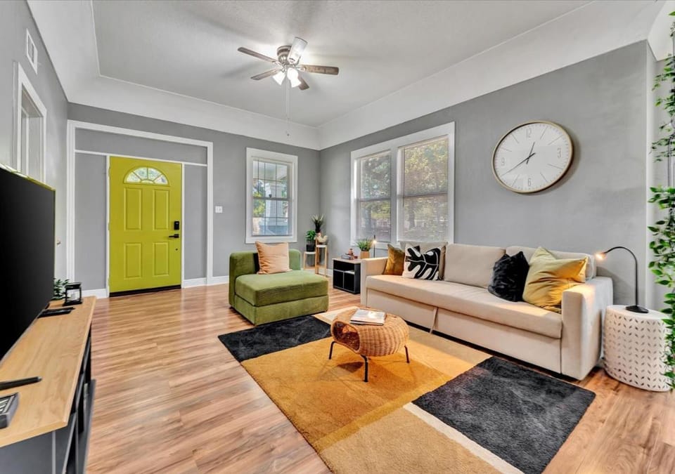 TV and multimedia, Living room, Seating area, fireplace