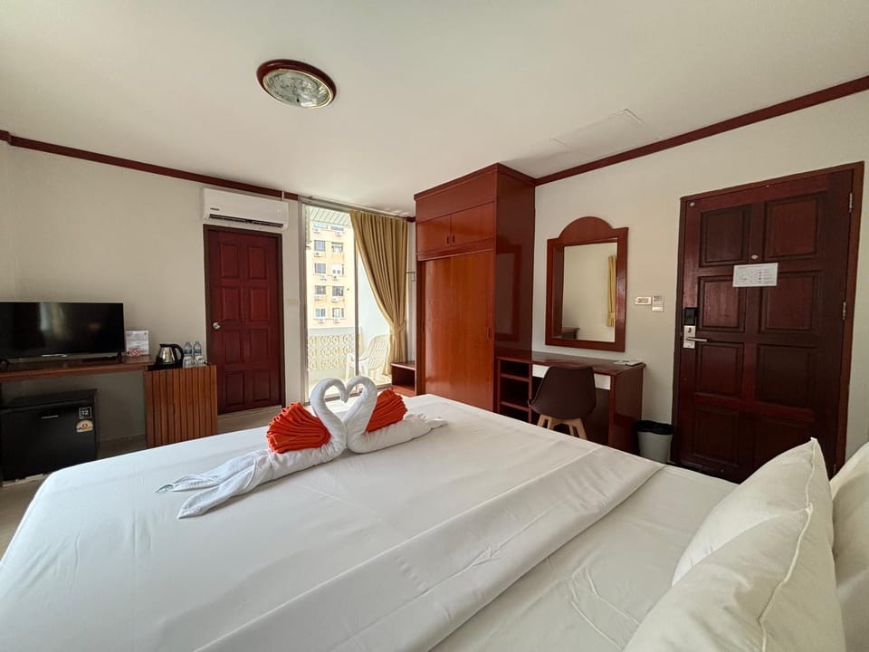 Bed, TV and multimedia, Kitchen or kitchenette, Photo of the whole room, Bedroom, towels, wardrobe