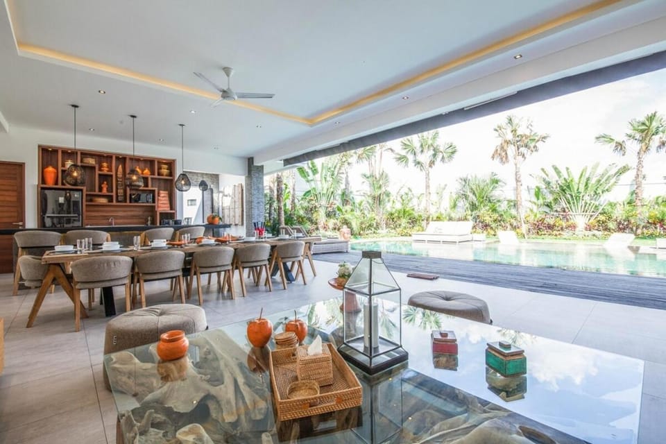 Splendid 6BR Villa, Just 400m to Finns Beach Villa in North Kuta