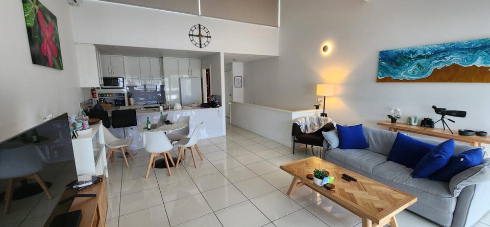 TV and multimedia, Kitchen or kitchenette, Living room, Seating area, Dining area