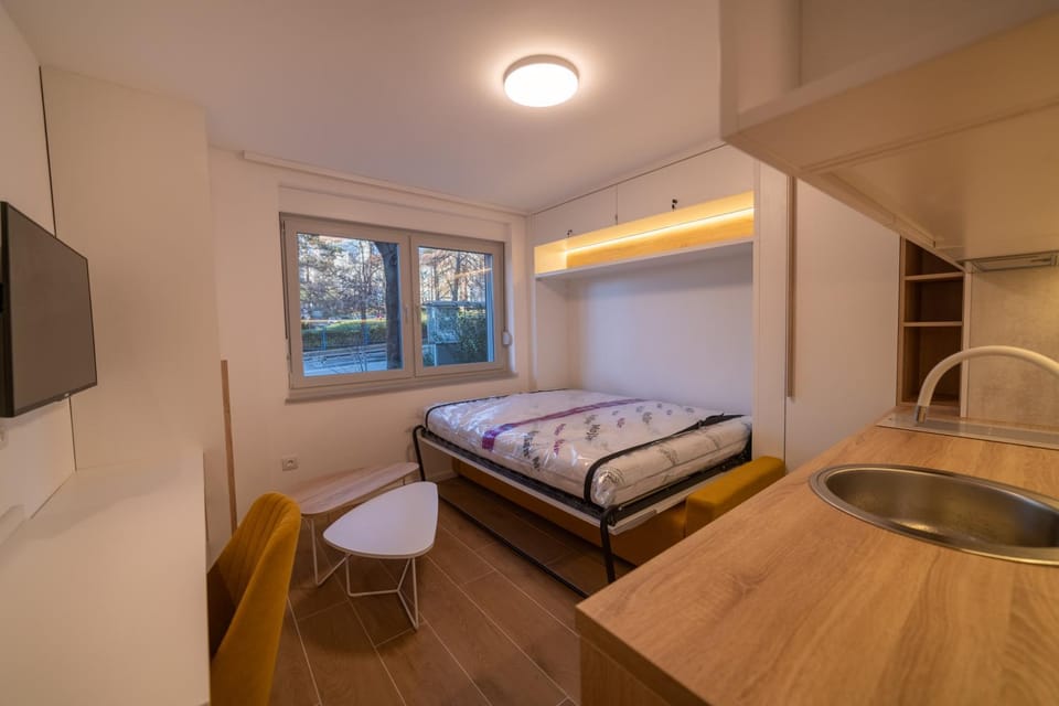 Bed, TV and multimedia, Photo of the whole room, Bedroom