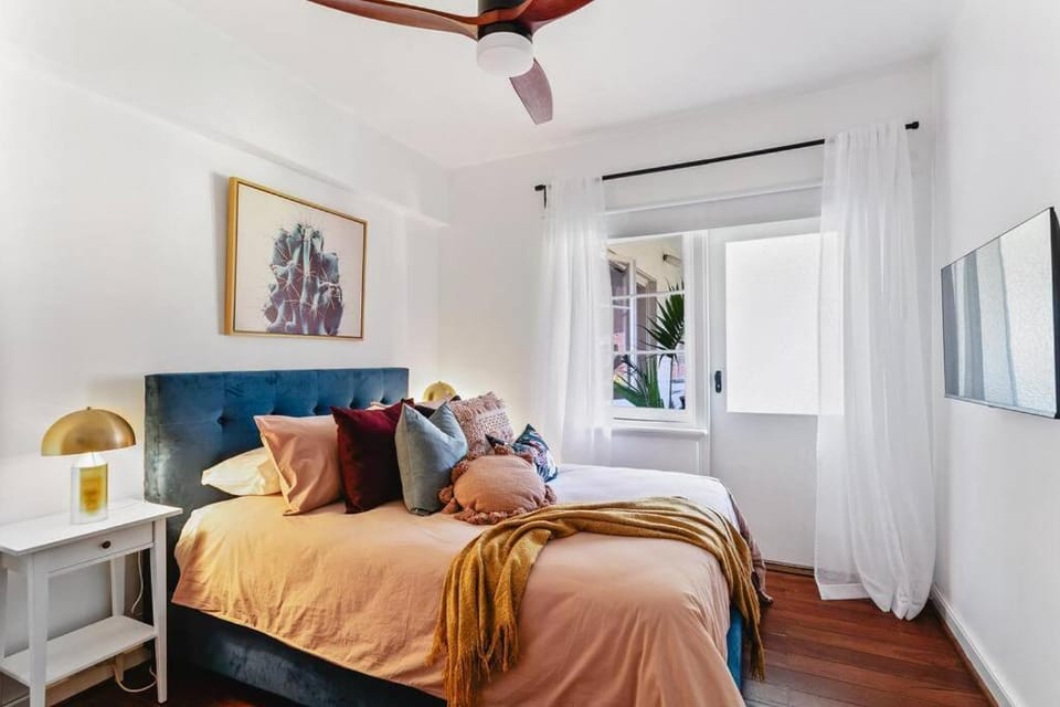TV and multimedia, Photo of the whole room, Bedroom, fireplace