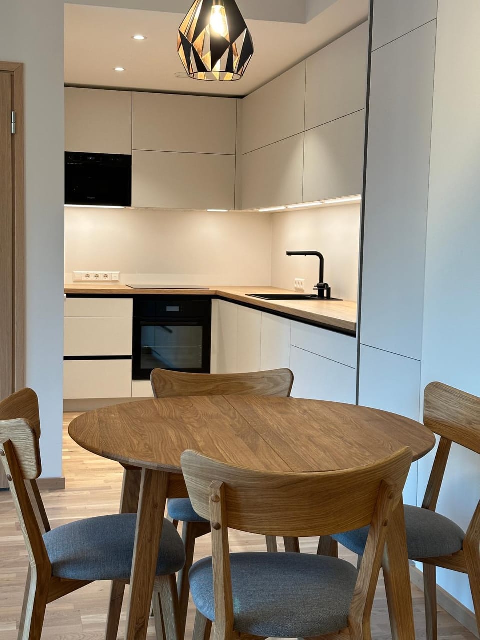 Kitchen or kitchenette, Dining area, minibar, pet friendly
