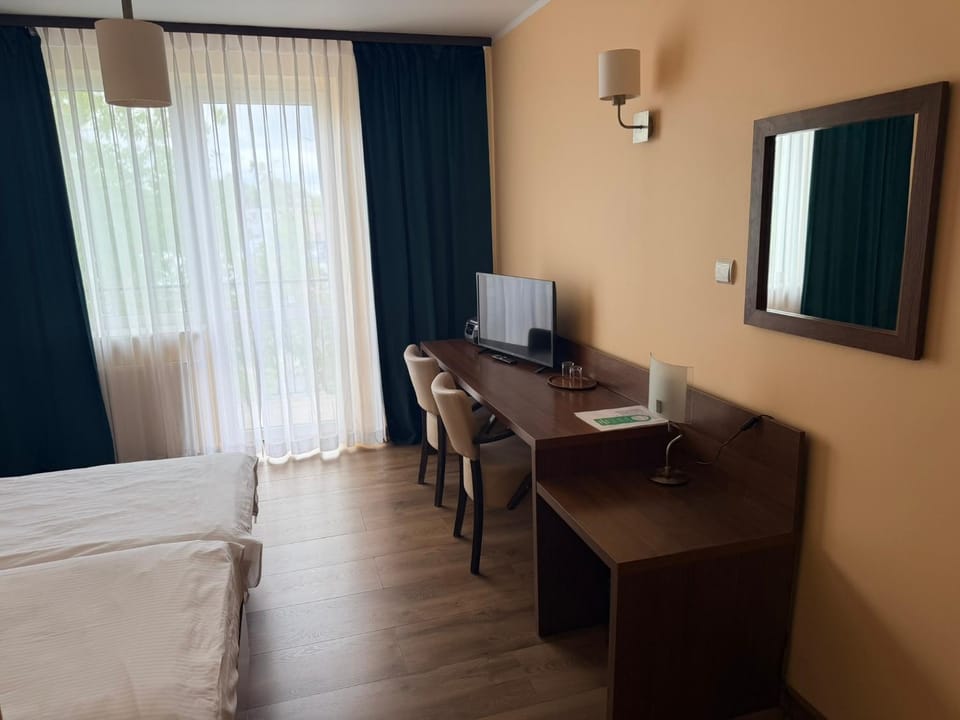 Bed, TV and multimedia, Photo of the whole room, Bedroom, Guests