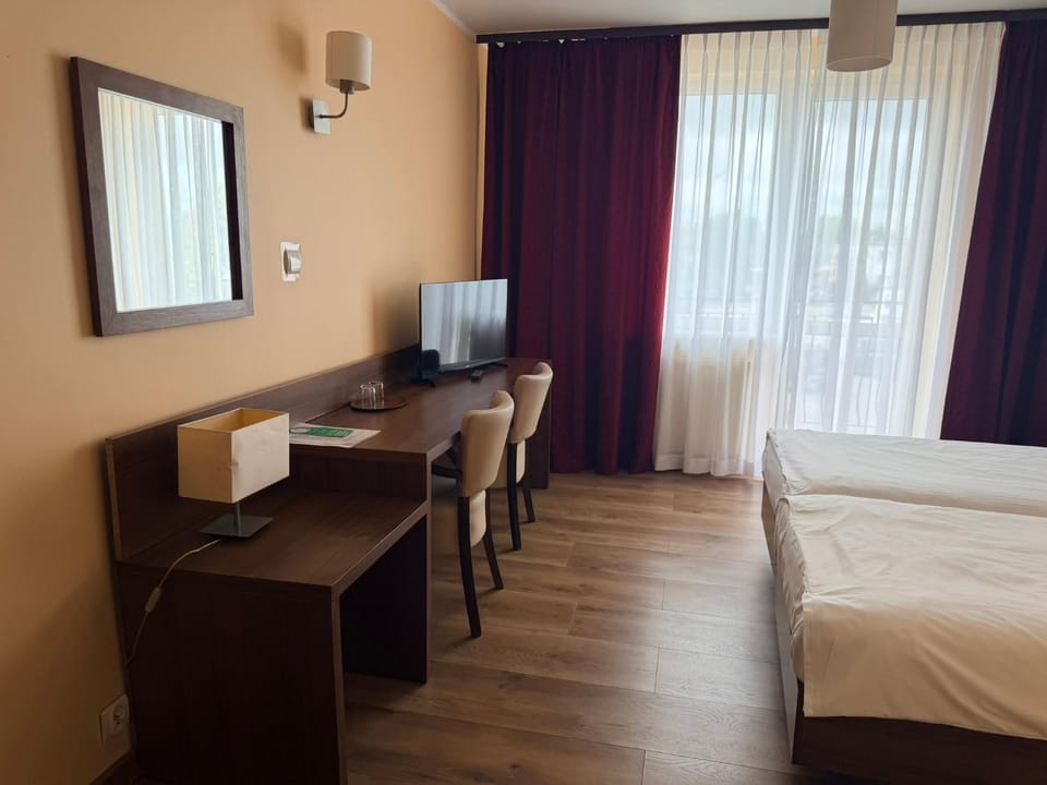 Bed, TV and multimedia, Photo of the whole room, Evening entertainment, Bedroom