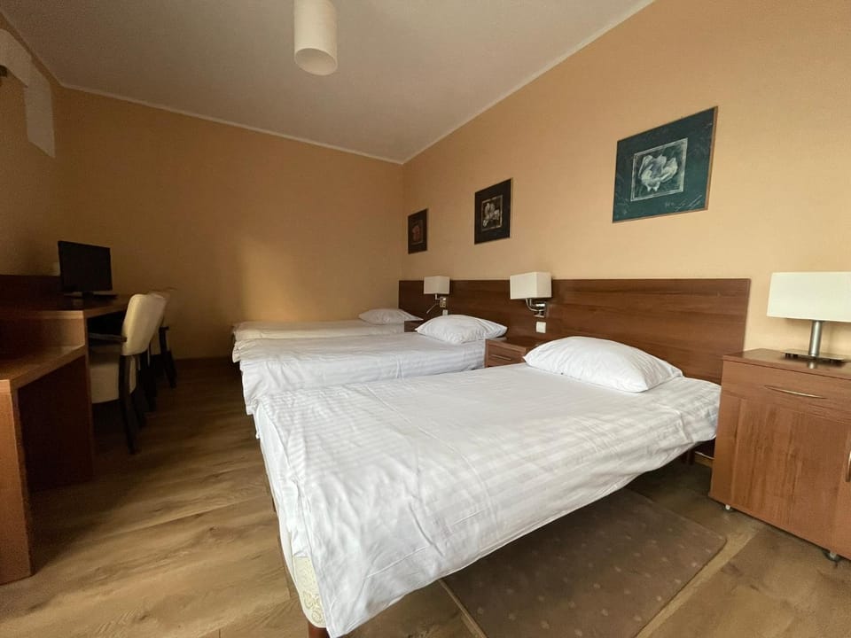 Bed, TV and multimedia, Photo of the whole room, Bedroom, hair dresser